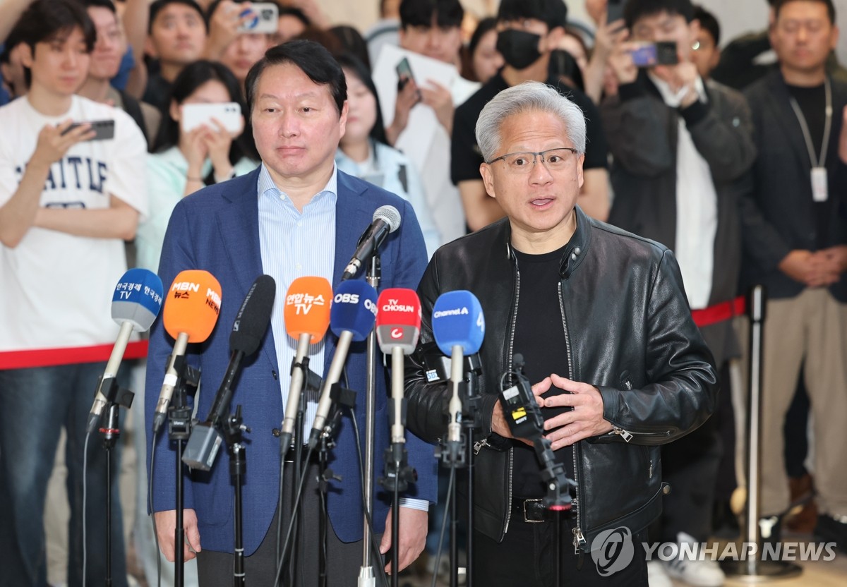 최태원 SK그룹 회장과 젠슨 황 엔비디아 최고경영자(CEO). 사진=연합뉴스