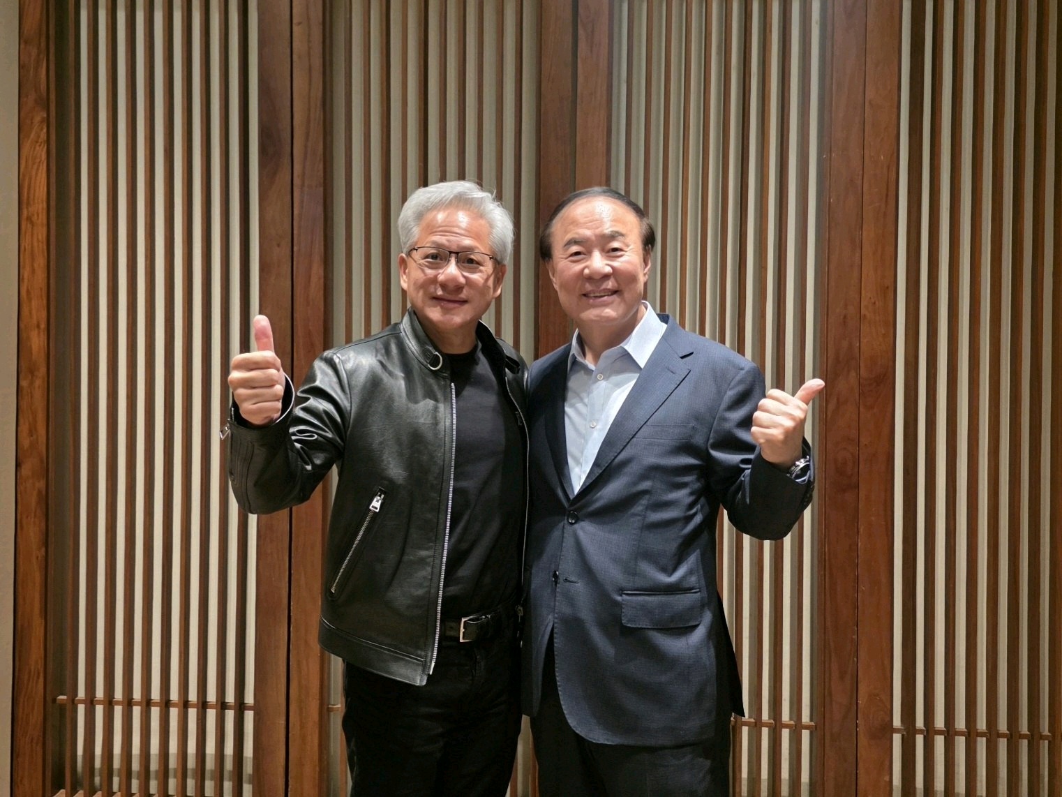 (왼쪽) 젠슨 황 CEO와 전영현 삼성전자 부회장. (사진=삼성전자)
