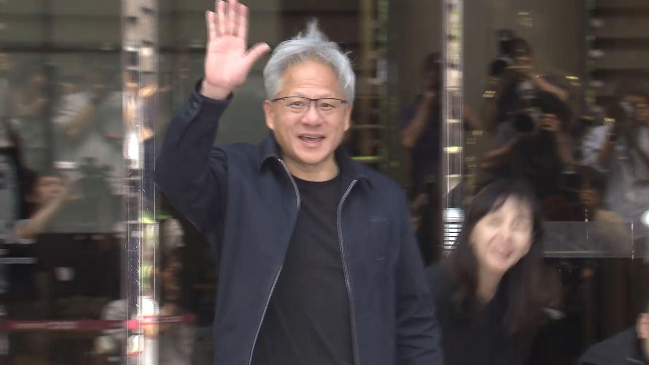 젠슨 황 CEO가 5일 오후 김포공항을 떠나며 인사하는 모습. (사진=한국경제TV)