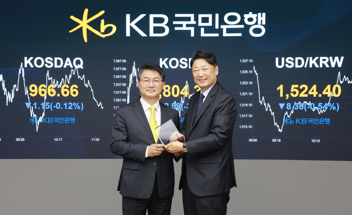 10일 서울 여의도 KB국민은행 딜링룸에서 열린 디지털 채권 발행을 위한 서명식에 참여한 이상호 HSBC증권 서울지점 대표(오른쪽)와 이성희 KB국민은행 자본시장사업그룹 부행장(왼쪽)이 기념촬영을 하고 있다.