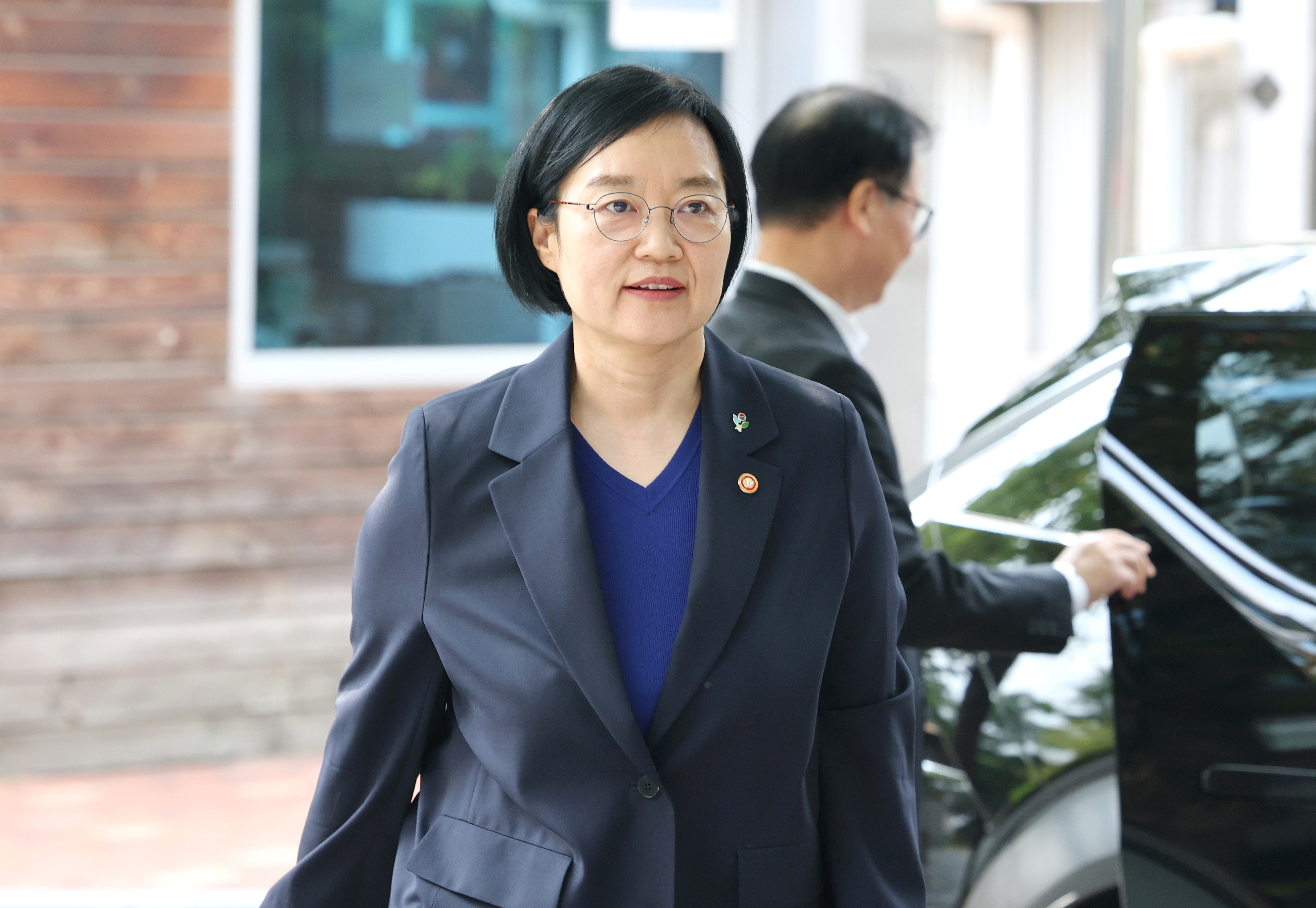 한성숙 국무총리 후보자가 10일 인사청문회 준비 사무실이 마련된 서울 종로구 통의동 금융감독연수원으로 출근하고 있다.