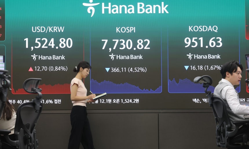 10일 코스피가 하락 마감한 서울 중구 하나은행 딜링룸에서 직원들이 업무를 보고 있다. 연합뉴스
