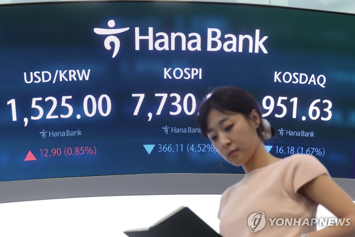 코스피가 하락 마감한 10일 서울 중구 하나은행 딜링룸에서 직원이 업무를 보고 있다. 사진=연합뉴스