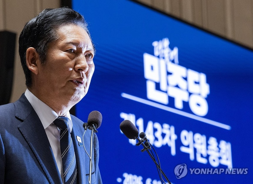 정청래 더불어민주당 대표가 11일 국회에서 열린 의원총회에서 발언하고 있다. (사진=연합뉴스)