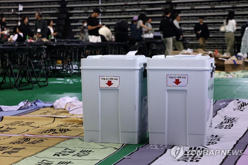4일 서울 올림픽공원 핸드볼경기장에 마련된 송파구 개표소에 개함이 안된 잠실7동 제1투표소 투표함이 놓여 있다. 연합뉴스