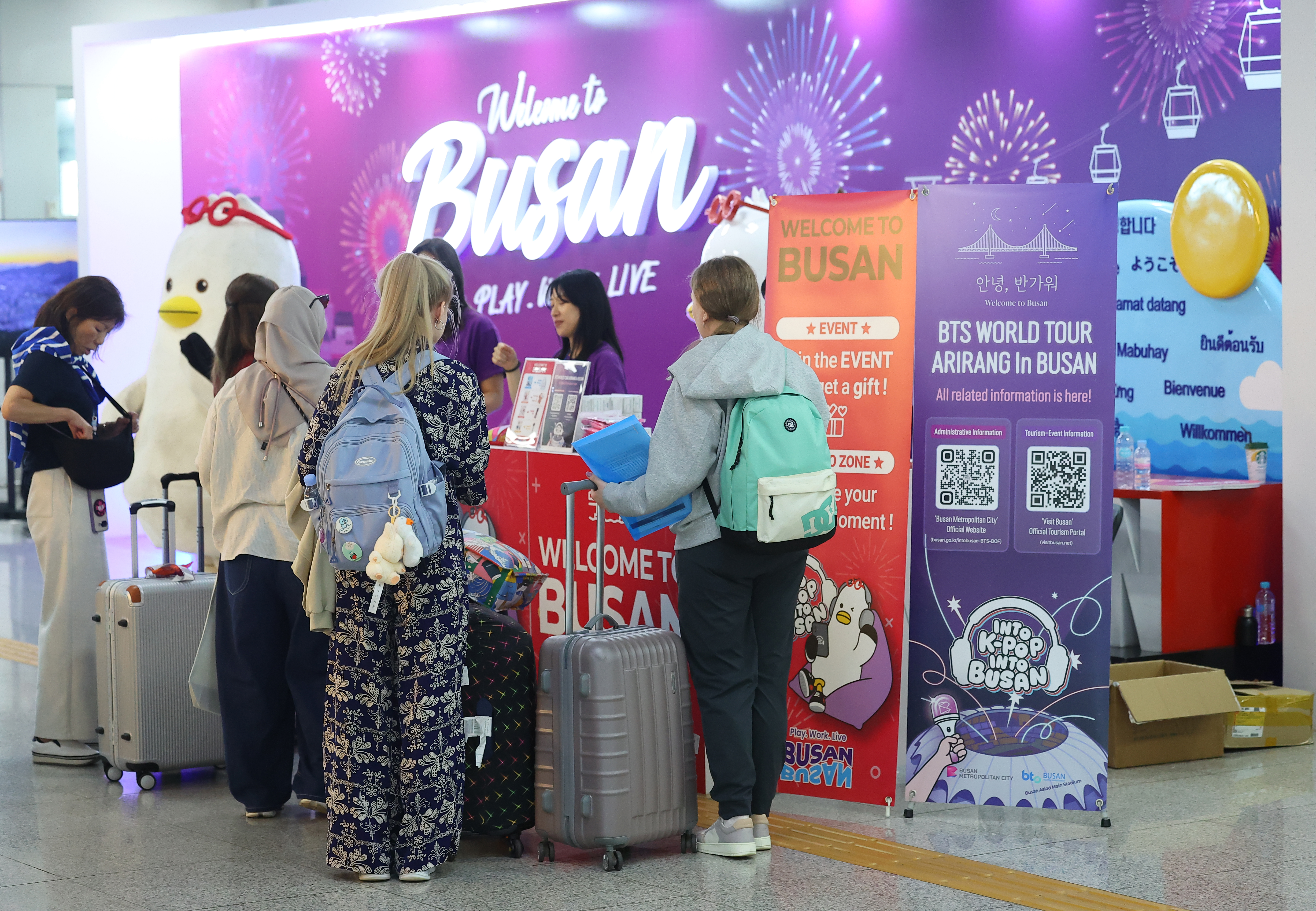 10일 오후 부산 김해국제공항 입국장에 세계 각국에서 온 BTS 팬들이 부산관광공사가 마련한 BTS 팬 환영 부스에서 기념품을 수령하고 있다. 방탄소년단(BTS) 월드투어 아리랑 IN 부산' 공연은 12일, 13일 이틀에 걸쳐 부산 아시아드 주 경기장에서 열린다. 부산시는 10만명의 국내외 팬들이 부산을 찾을 것으로 예상했다. 사진=연합뉴스