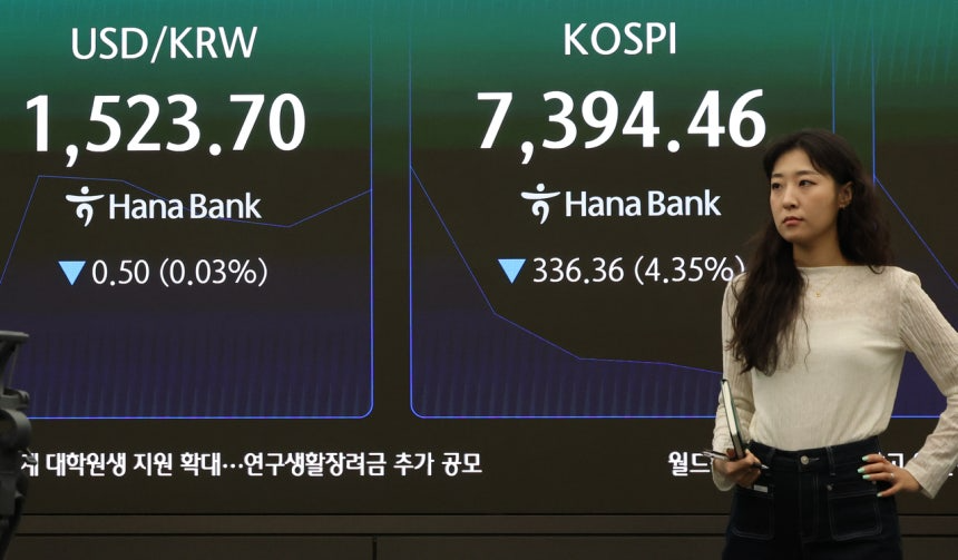 11일 오전 서울 하나은행 본점 딜링룸. 연합뉴스