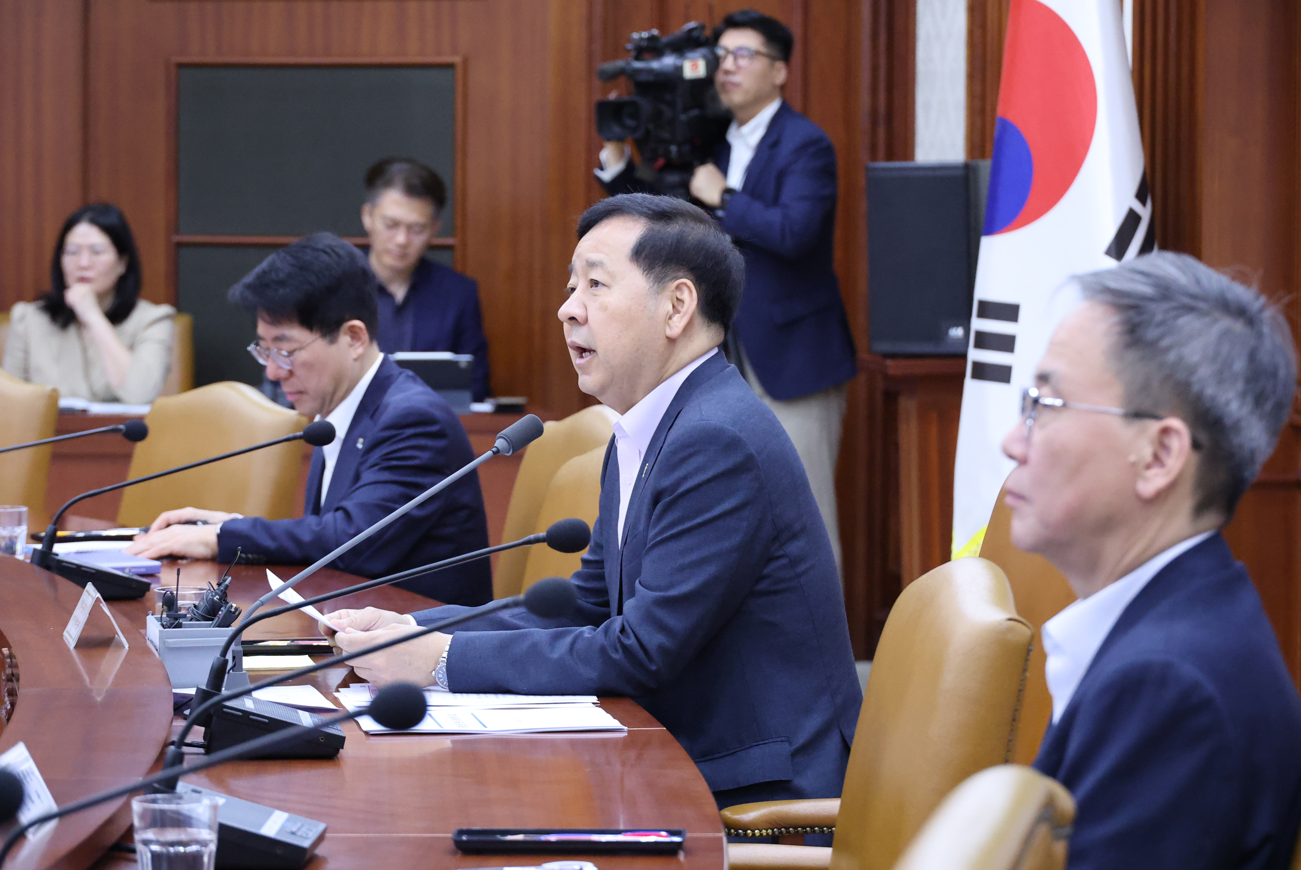 구윤철 부총리 겸 재정경제부 장관이 12일 서울 종로구 정부서울청사에서 열린 비상경제본부회의 겸 경제관계장관회의에서 발언하고 있다.