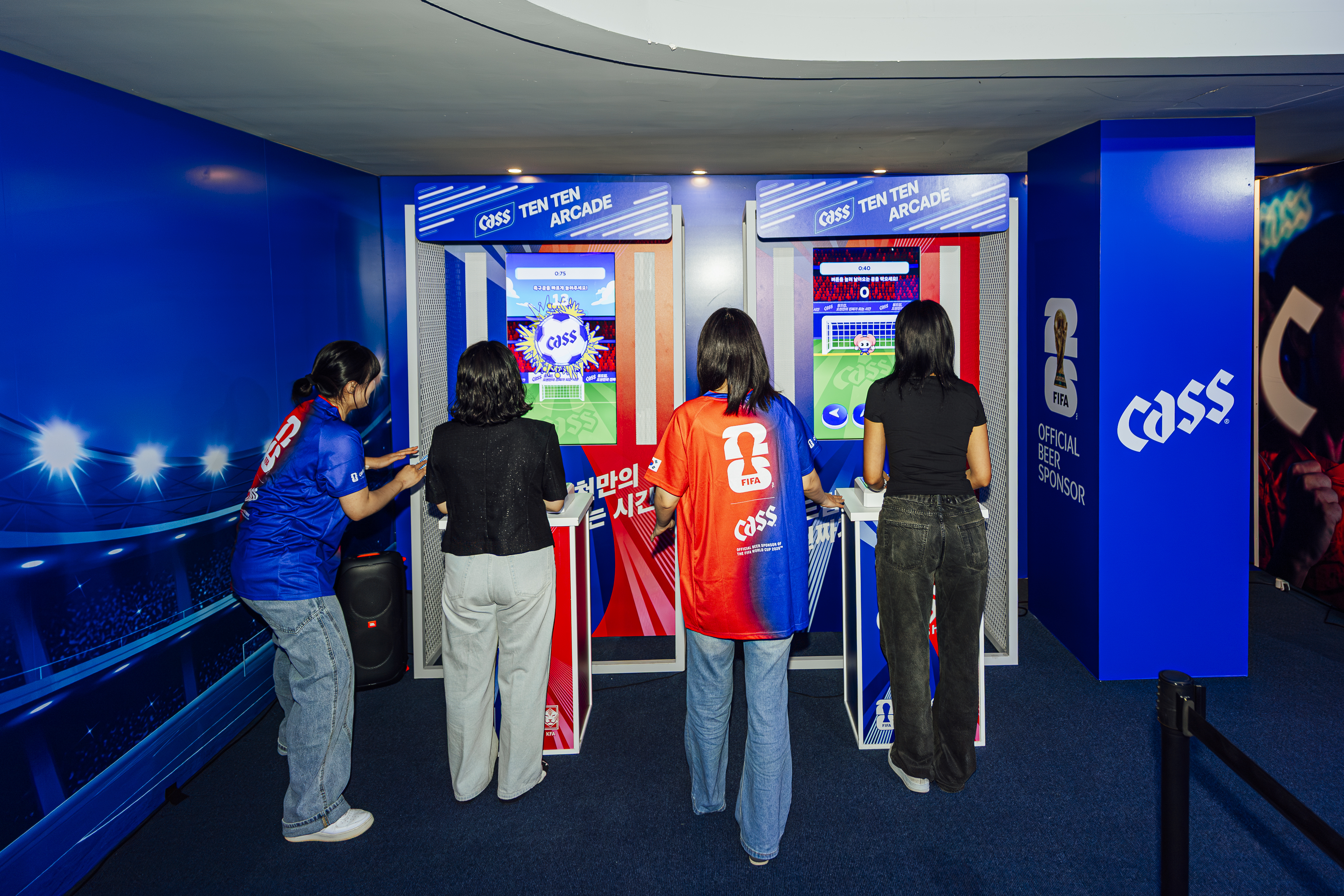 FIFA 월드컵 팬 베이스캠프 방문객들이 팝업 프로그램을 체험하고 있다. (사진=오비맥주)