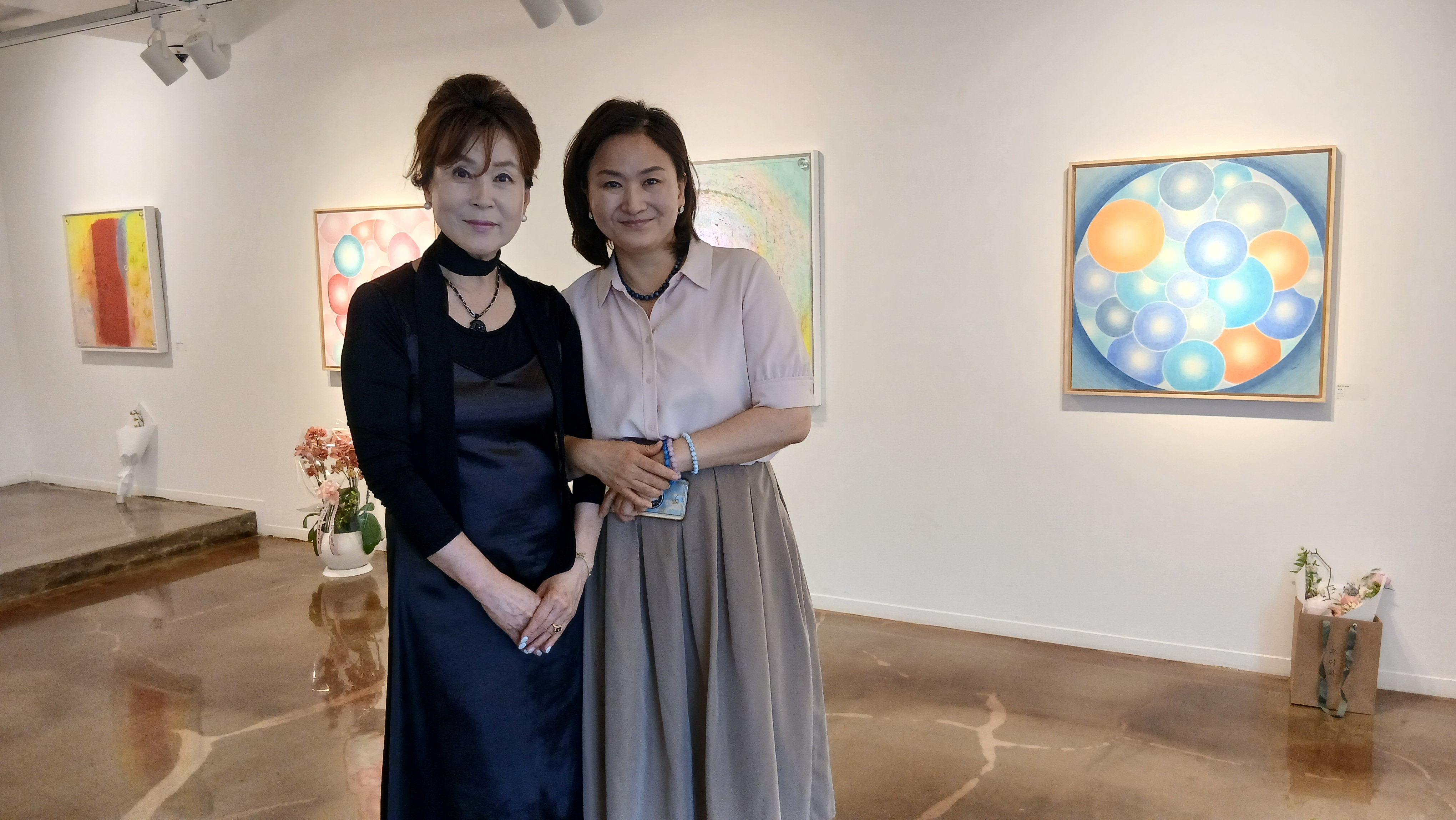 전시 작가(임지후)와 함께 기념 촬영하는 최사라 대표(좌)