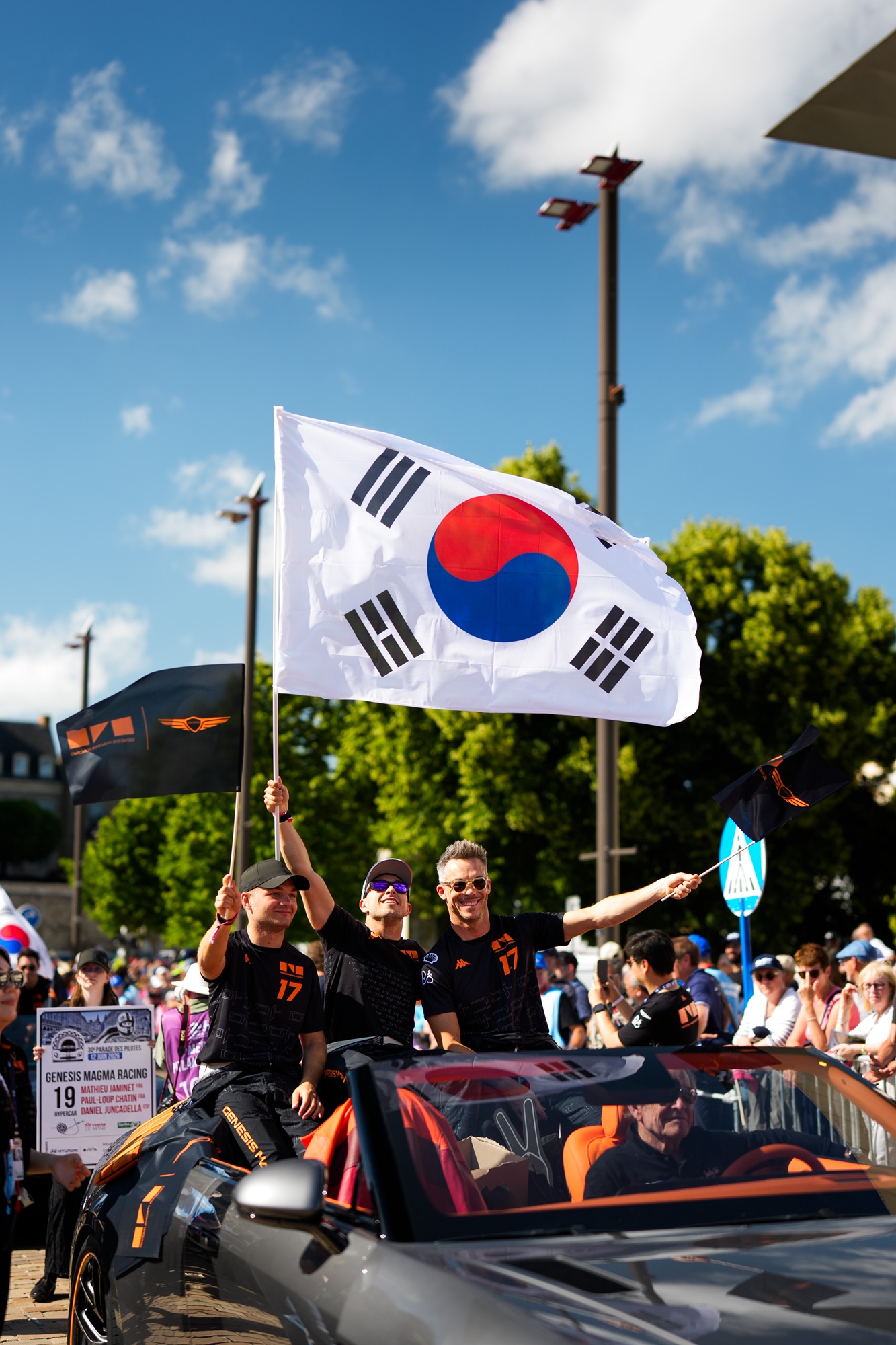현지 시간 지난 12일 프랑스 르망에서 열린 드라이버 퍼레이드에서 제네시스 X 그란 컨버터블을 운전하는 제네시스 브랜드 파트너 겸 마그마 레이싱 어드바이저 (운전석)재키 익스와 (뒷자리 왼쪽부터)GMR 드라이버 마티스 자비에, 루이스 펠리페 데라니, 안드레 로테러가 퍼레이드를 진행하는 모습 (제네시스 제공)