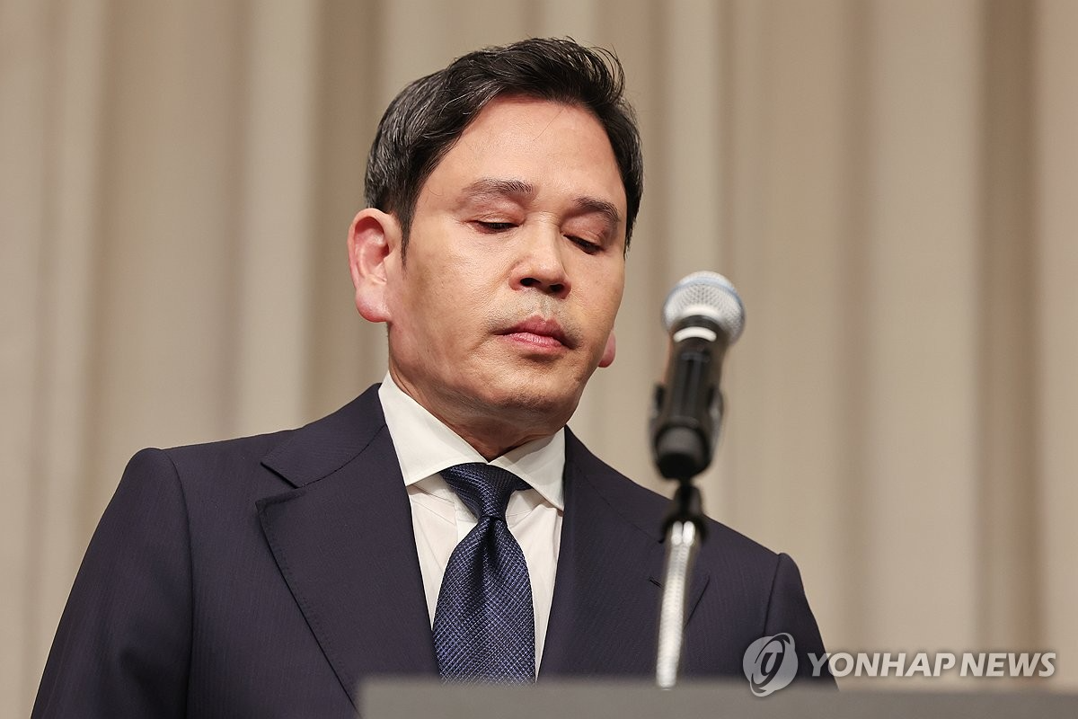 정용진 신세계그룹 회장은 지난달 26일 서울 강남구 조선팰리스 호텔에서 스타벅스의 '탱크데이' 논란과 관련해 사과문 발표를 했다. 연합뉴스