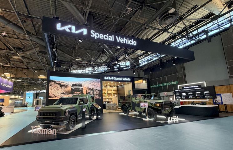 ‘Eurosatory 2026’에 꾸려진 기아 전시관 (기아 제공)
