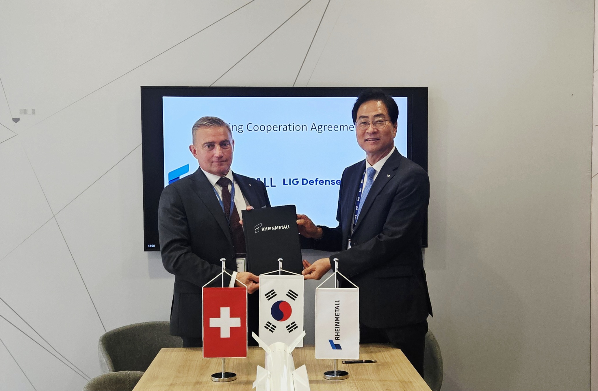 현지 시간 지난 15일 프랑스 파리에서 개최된 국제 방위산업 전시회 유로사토리(Eurosatory) 전시장 내 라인메탈 부스에서 (오른쪽)이현수 LIG D&A 해외사업부문장과 (왼쪽)올리버 뒤르 라인메탈 에어 디펜스 CEO가 업무협약을 체결하고 기념 사진을 촬영하는 모습 (LIG디펜스앤에어로스페이스 제공)