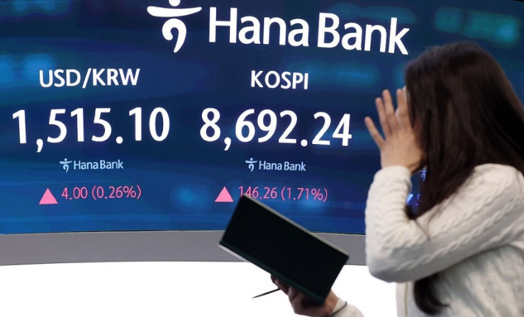 17일 서울 중구 하나은행 딜링룸 현황판에 코스피가 표시되고 있다. 연합뉴스 제공