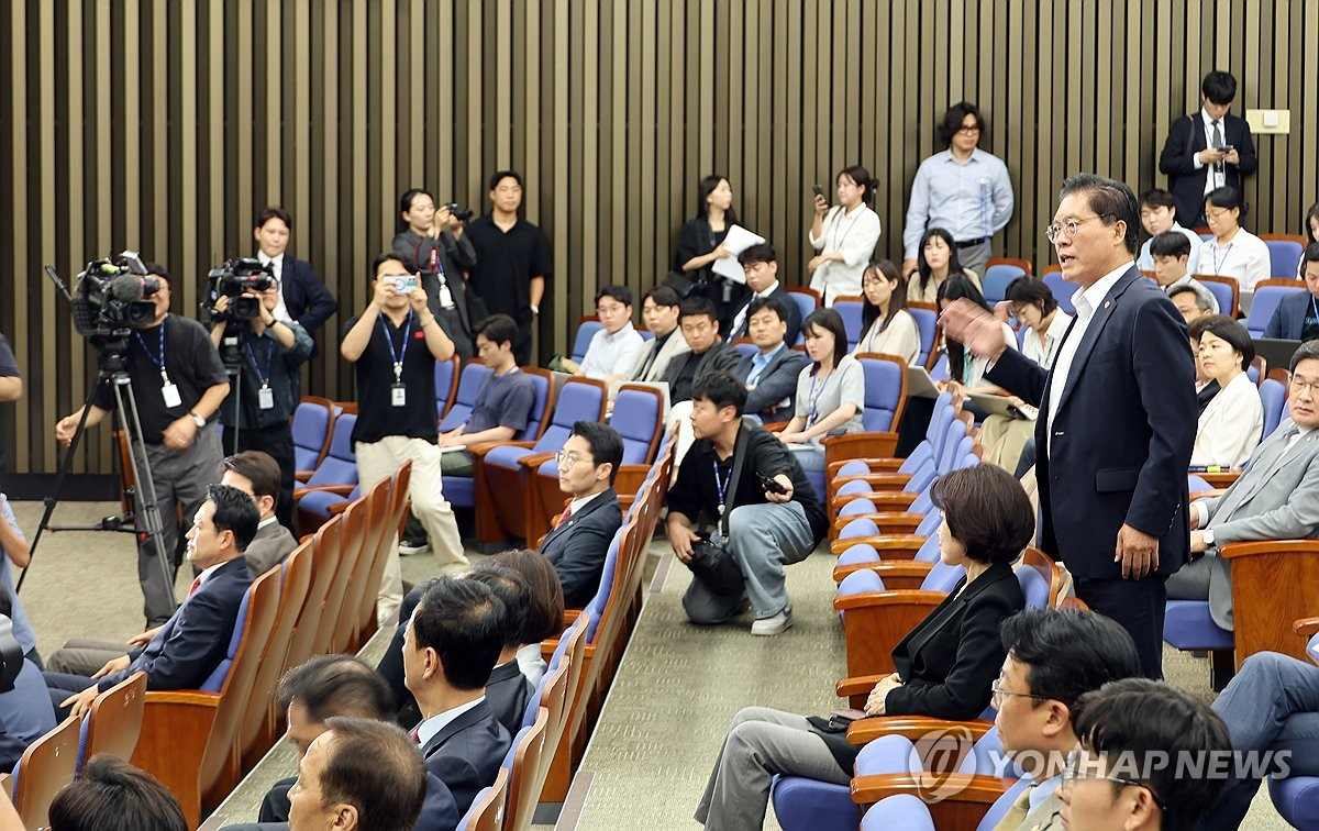 송석준 국민의힘 의원이 17일 국회에서 열린 의원총회에서 비공개로 전환하겠다는 사회자의 발언이 있자 공개 발언을 요청하고 있다. (사진=연합뉴스)