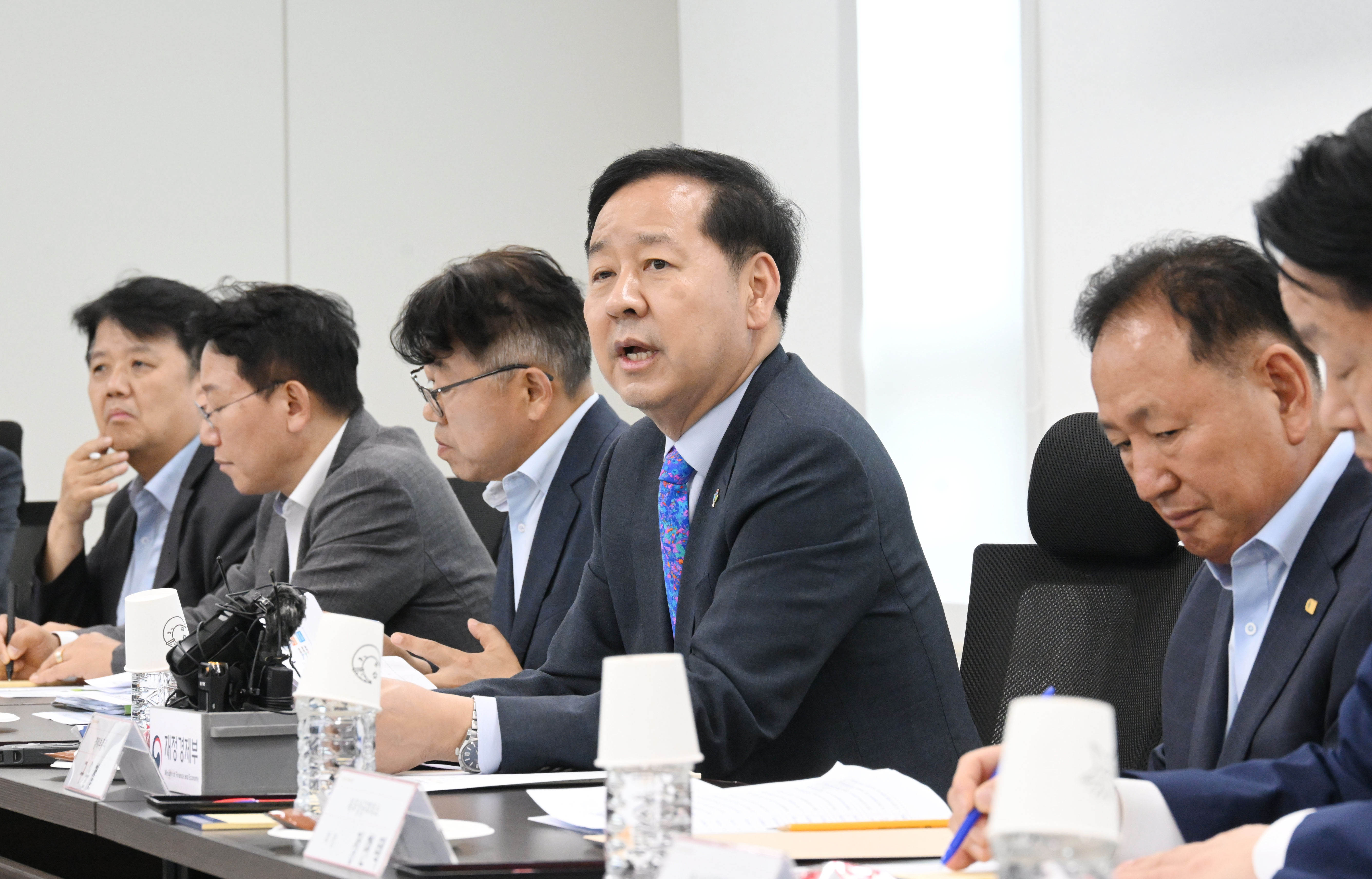 구윤철 부총리 겸 재정경제부 장관이 지난 16일 5극 3특 산업현장 점검 일환으로 해남 솔라시도를 방문, 현장 시찰 후 '기업혁신 지원 민관협의체 3차 회의'를 주재하고 있다.