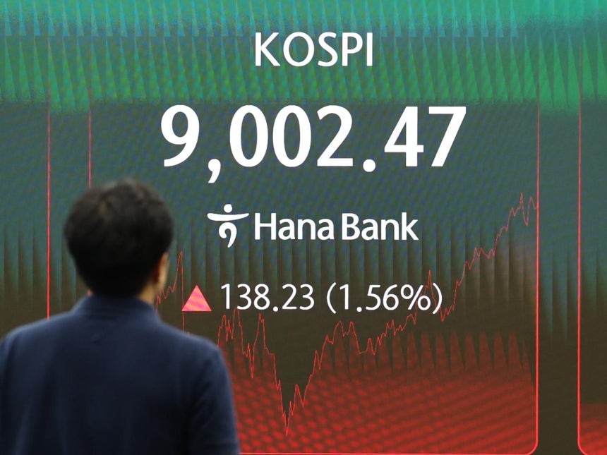 코스피가 18일 장중 사상 처음으로 9,000선을 돌파한 가운데 서울 중구 하나은행 본점 딜링룸 전광판에 코스피 시황이 나오고 있다. 연합뉴스 제공
