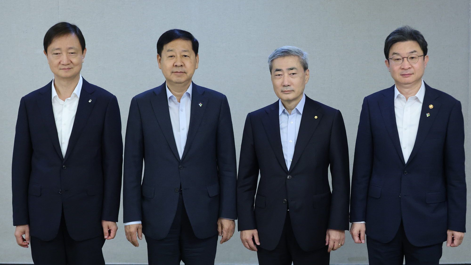 18일 서울 종로구 정부서울청사에서 열린 확대거시경제금융회의에서 참석자들이 기념촬영을 하고 있다. 왼쪽부터 이찬진 금융감독원장, 구윤철 부총리 겸 재정경제부 장관, 신현송 한국은행총재, 이억원 금융위원장.