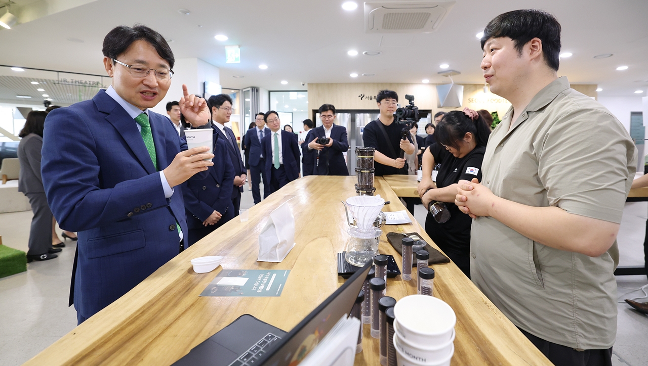 광현 국세청장이 18일 서울 강동구 서울먹거리창업센터에서 열린 청년창업 간담회에서 창업자와 인사를 나누고 있다. 사진=국세청