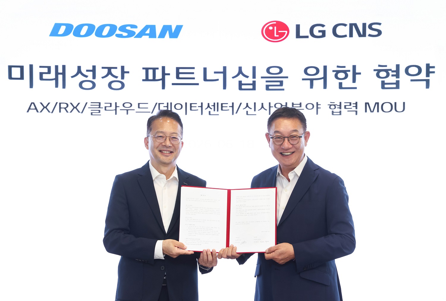 유승우 두산 사장(왼쪽)과 현신균 LG CNS 사장이 지난 18일 업무협약식 이후 기념 사진을 촬영하고 있는 모습. (사진=LG CNS)