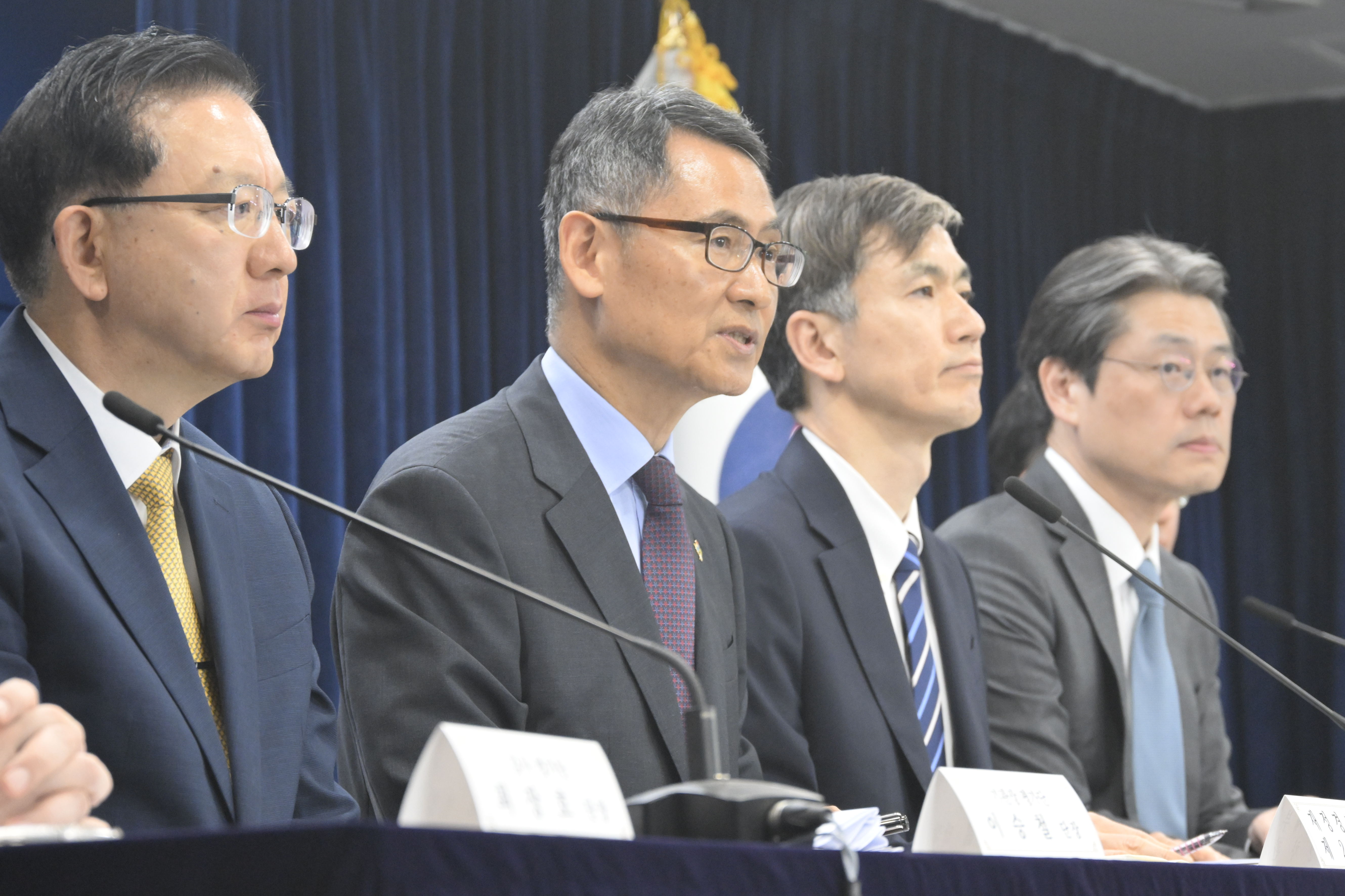 허장 재정경제부 차관이 6월 19일 서울 종로구 정부서울청사에서 열린 2025년도 공공기관 경영실적 평가결과 및 후속조치 브리핑에 참석, 발표문을 낭독하고 있다. (사진=재정경제부)