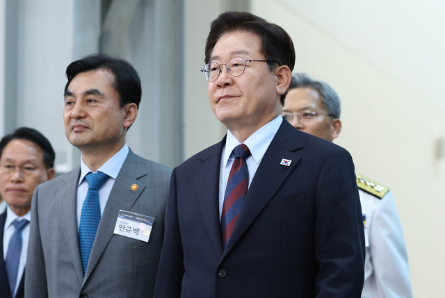 이재명 대통령이 (왼쪽)안규백 국방부 장관과 지난 5월 26일 경남 창원 진해에서의 제1회 미래 국방 전략 위원회에 입장하는 모습 (연합뉴스 출처)