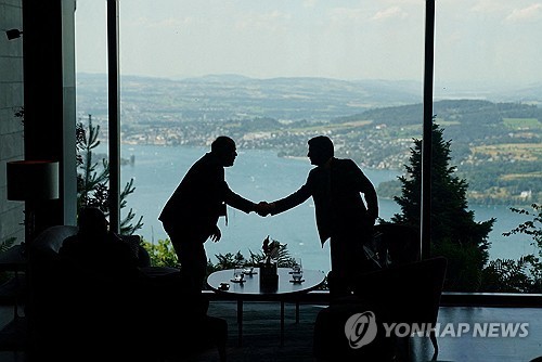 이란 전쟁 종식 합의 진전을 위한 고위급 회담을 위해 스위스에 모인 대표단 관계자들. 사진=연합뉴스