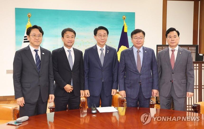 (왼쪽부터) 천준호 더불어민주당 원내운영수석부대표와 한병도 원내대표, 조정식 국회의장, 정점식 국민의힘 원내대표와 김승수 원내운영수석부대표 (사진=연합뉴스)