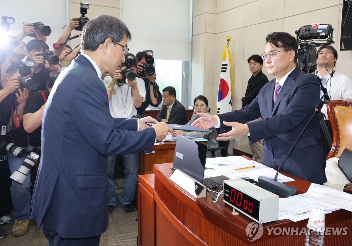 노태악 전 중앙선거관리위원장이 23일 국회에서 열린 투표용지 부족사태 등 국민참정권 침해 진상규명 및 선거관리 개혁을 위한 국정조사 특위 전체회의에서 선서를 마친 뒤 윤상현 위원장에게 선서문을 전달하고 있다. (사진=연합뉴스)