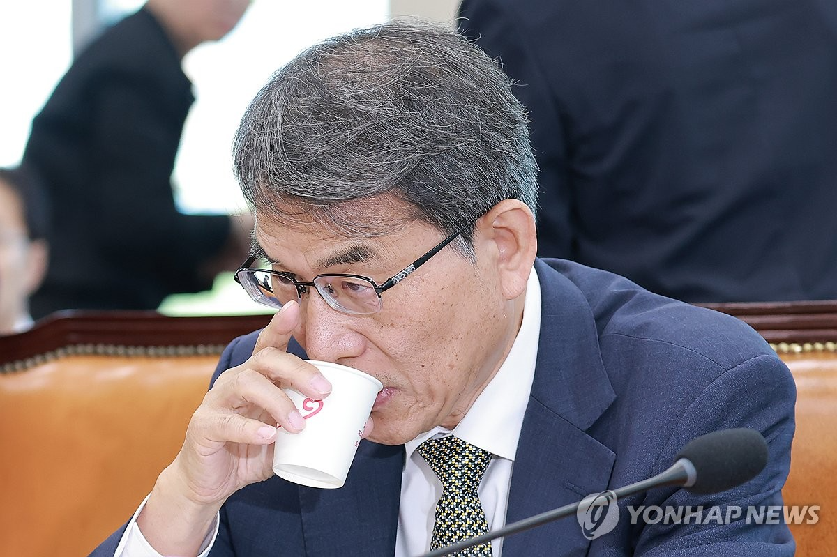 노태악 전 중앙선거관리위원장이 23일 국회에서 열린 '제9회 전국동시지방선거 투표용지 부족 사태 등 국민 참정권 침해 진상규명 및 선거관리 개혁을 위한 국정조사 특별위원회' 제2차 전체회의에서 물을 마시고 있다. (사진=연합뉴스)