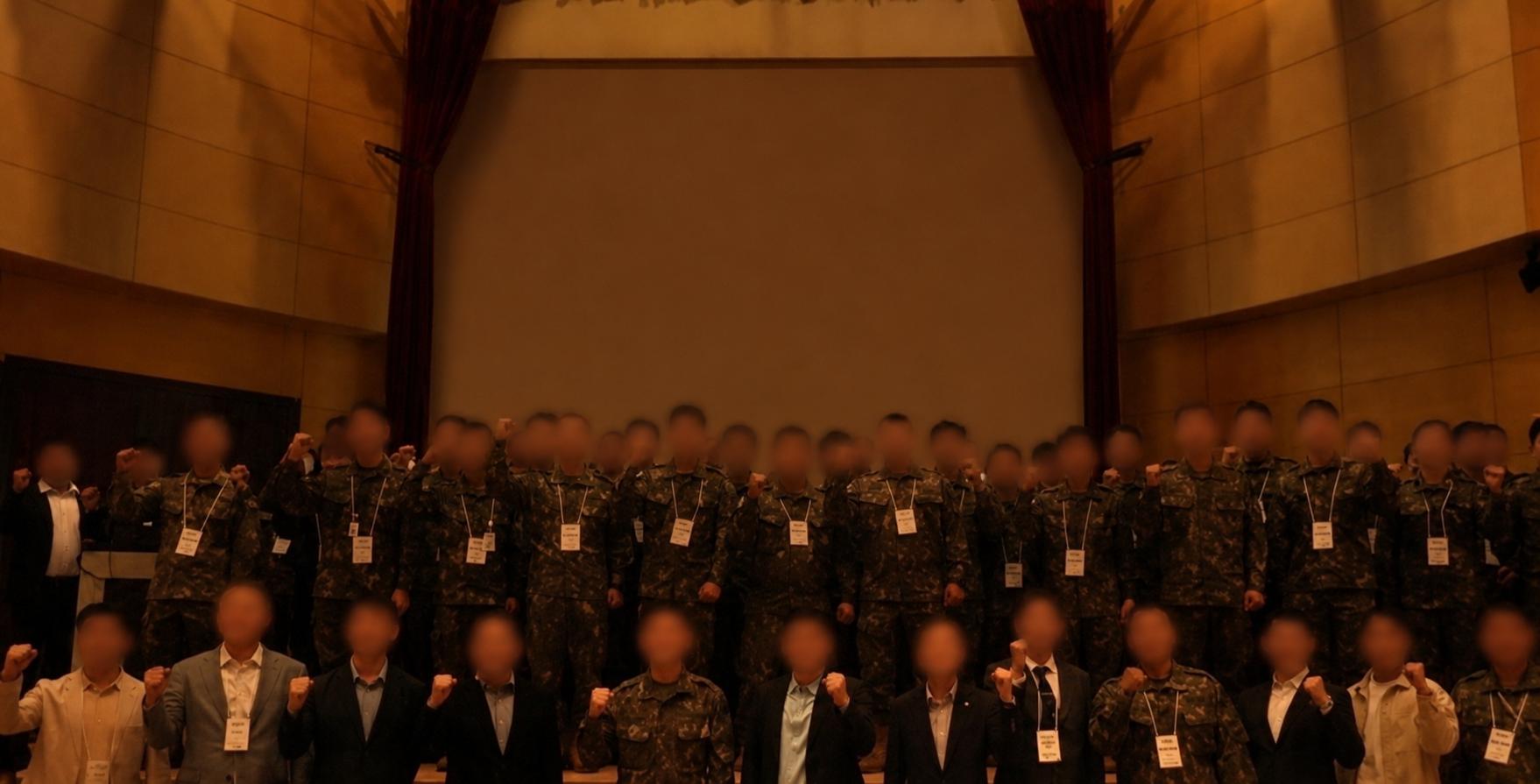 C 학회기 진행한 학술 행사에서 학회 회원들과 참관객들이 기념 사진을 촬영하는 모습 (한국경제TV 출처)