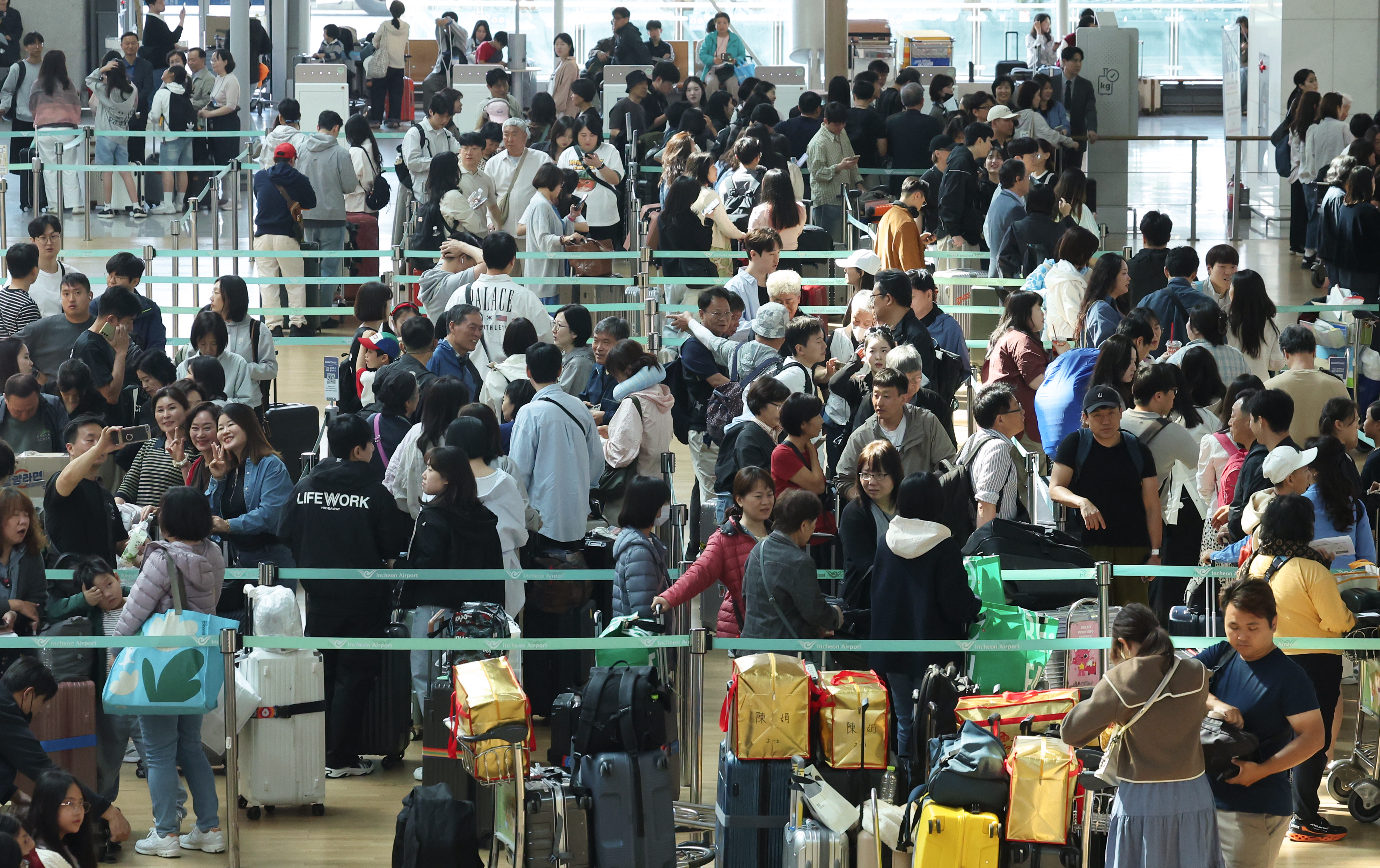 노동절인 지난 5월 1일 인천국제공항 1터미널이 출국하려는 해외 여행객들로 붐비고 있다. 사진=한경DB