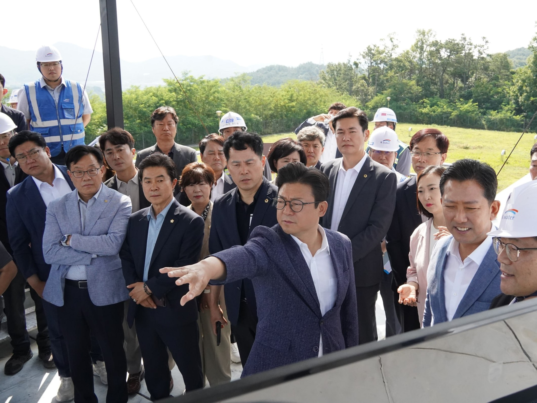 강명구 국민의힘 의원이 구미5국가산단 현장점검을 실시하고 있다. (사진=강명구 의원실)