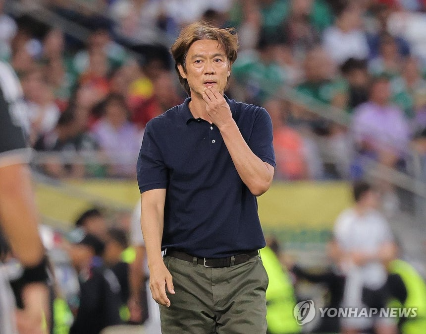 24일(현지시간) 멕시코 몬테레이 스타디움에서 열린 2026 북중미 월드컵 A조 3차전 남아프리카공화국과의 경기 홍명보 감독이 경기를 지켜보고 있다.
