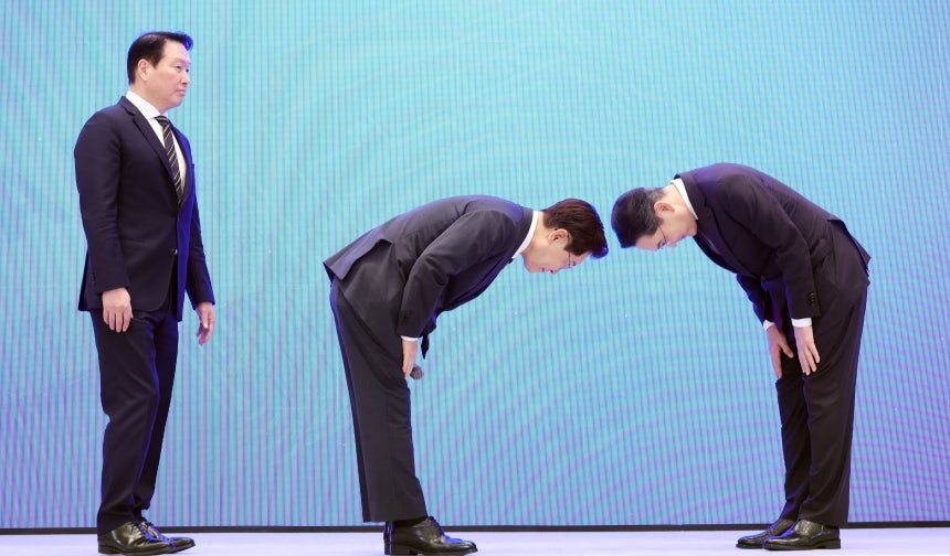 이재명 대통령이 29일 청와대에서 열린 3대 메가프로젝트 국민보고회에서 기업 투자계획 발표 후 이재용 삼성전자 회장에게 인사하고 있다. 왼쪽은 최태원 SK그룹 회장. 사진=연합뉴스