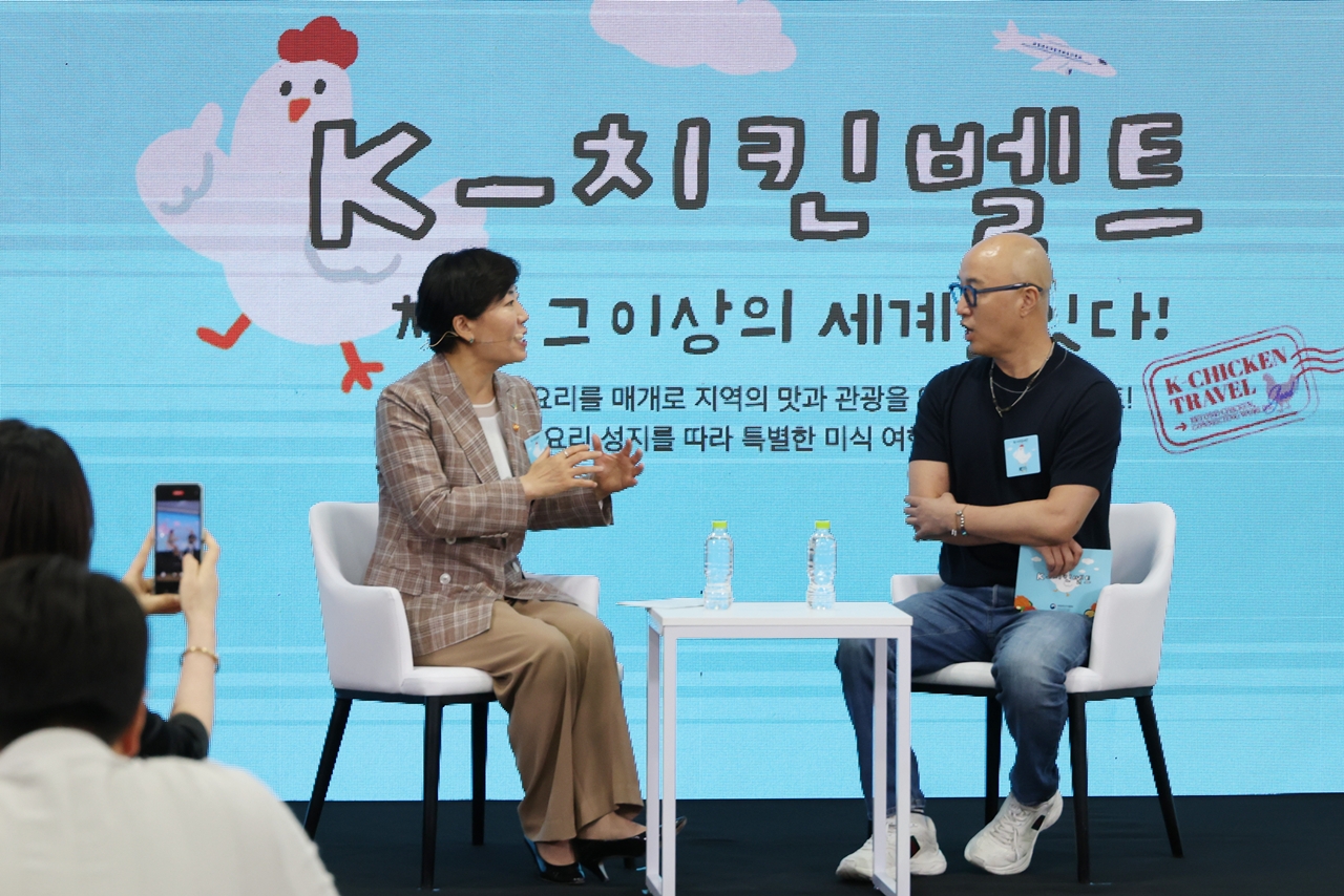송미령 농림축산식품부 장관(왼쪽)과 방송인 홍석천씨가 29일 정부세종청사에서 열린 'K-치킨벨트' 플랫폼 미디어간담회에서 토크콘서트를 하고 있다. 사진=연합뉴스
