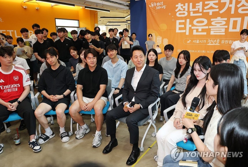 오세훈 서울시장(앞줄 왼쪽 네번째)이 30일 서울 광진구 건국대학교 신공학관에서 열린 청년주거정책 타운홀 미팅에서 참석자들의 질문을 받고 있다/연합뉴스