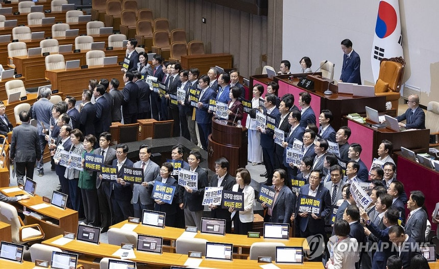 국민의힘 정점식 원내대표를 비롯한 의원들이 민주당의 일방적인 선출 강행에 항의하며 규탄 시위를 벌이고 있다. (사진=연합뉴스)