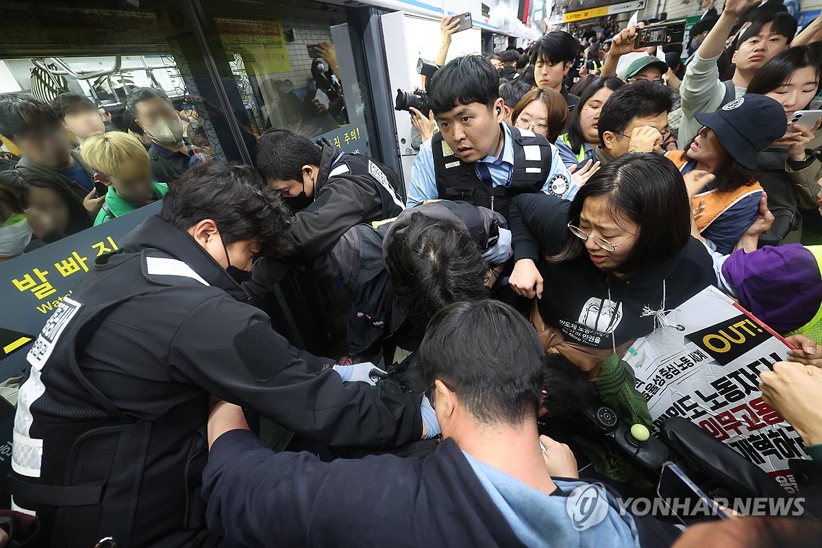 2025년 4월 전장연 지하철 시위. 사진=연합뉴스