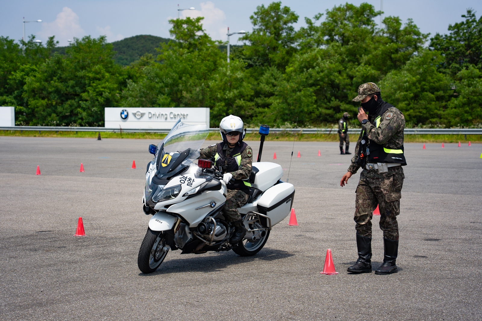 수도방위사령부 군사경찰단이 BMW 그룹 코리아의 지원 아래 모터사이클 훈련을 하고 있는 모습 (BMW 그룹 코리아 제공)