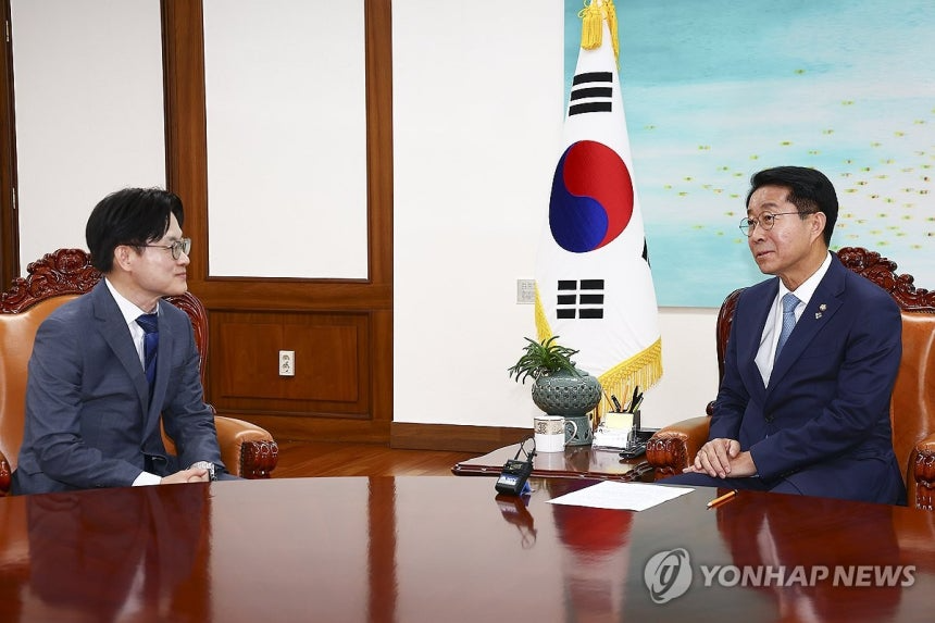 김정관 산업통상부 장관(왼쪽)과 조정식 국회의장이 1일 국회 의장실에서 대화하고 있다. (사진=연합뉴스)