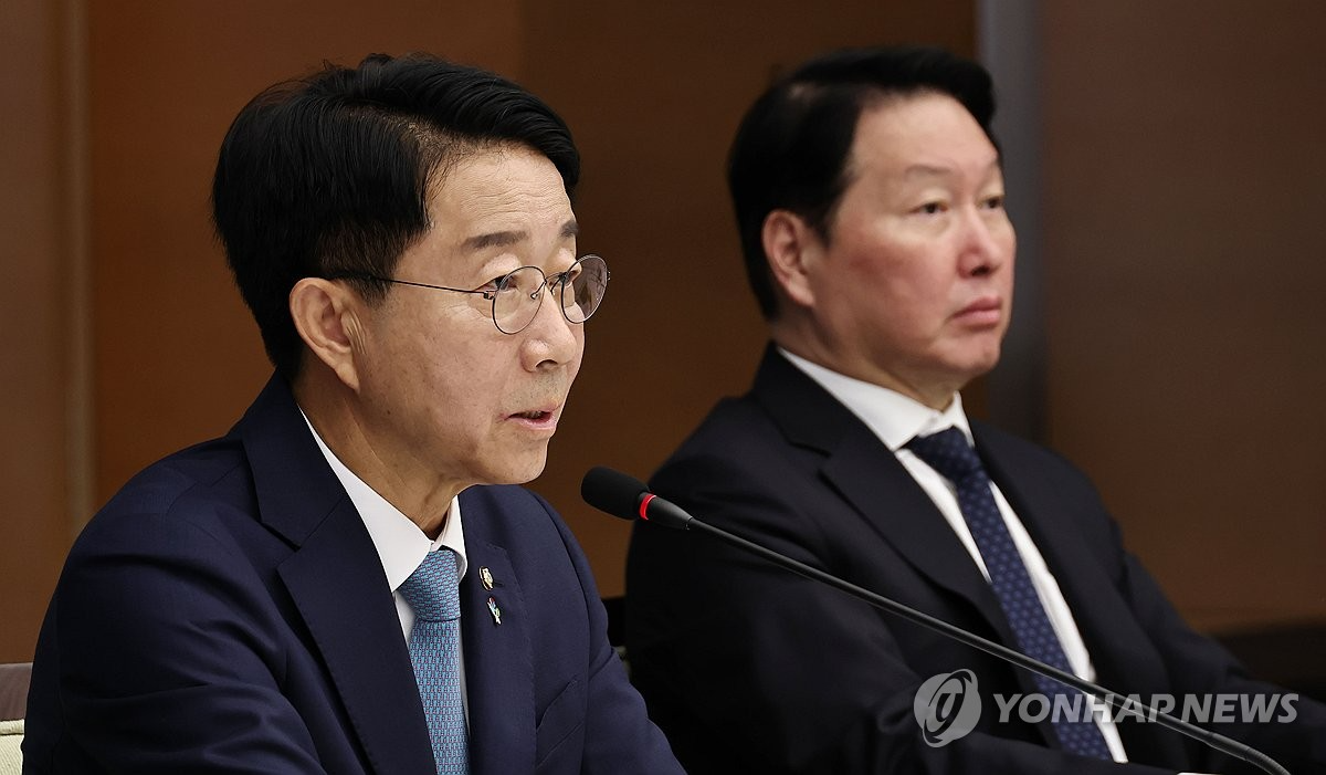 조정식 국회의장(왼쪽)이 1일 서울 중구 대한상공회의소에서 인사말을 하고 있다. 오른쪽은 최태원 대한상의 회장. (사진=연합뉴스)