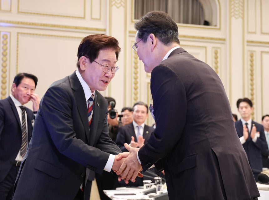 이재명 대통령이 지난달 29일 청와대에서 열린 3대 메가프로젝트 국민보고회에서 이재용 삼성전자 회장과 악수하고 있다. 연합뉴스