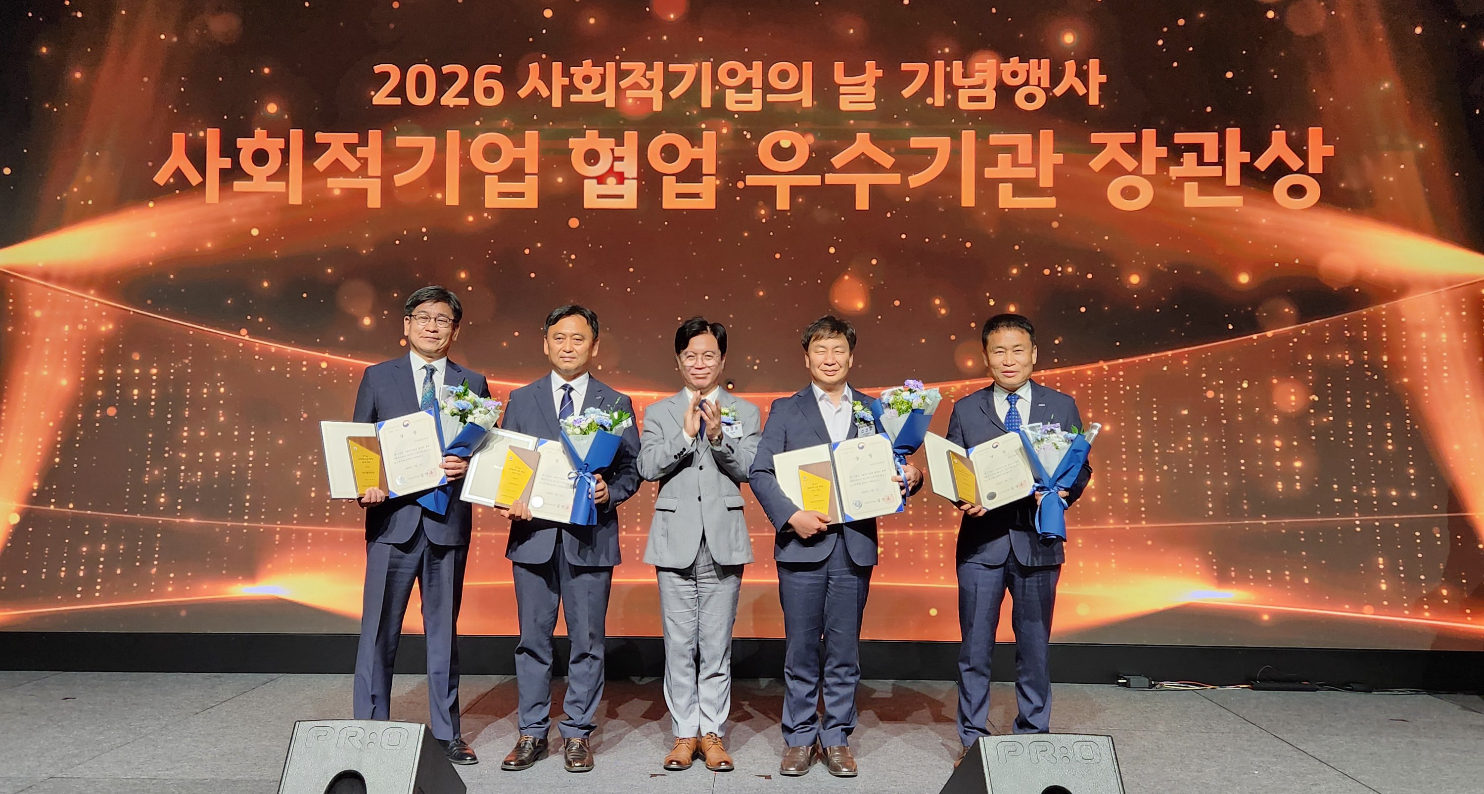 한국전기안전공사가 '2026 사회적기업의 날 기념식'에서 사회적기업 협업 우수기관으로 선정돼 고용노동부 장관 단체상을 수상했다. 사진은 김영훈 고용노동부 장관(가운데)과 신건일 한국전기안전공사 부사장(오른쪽 두 번째). 사진제공=한국전기안전공사