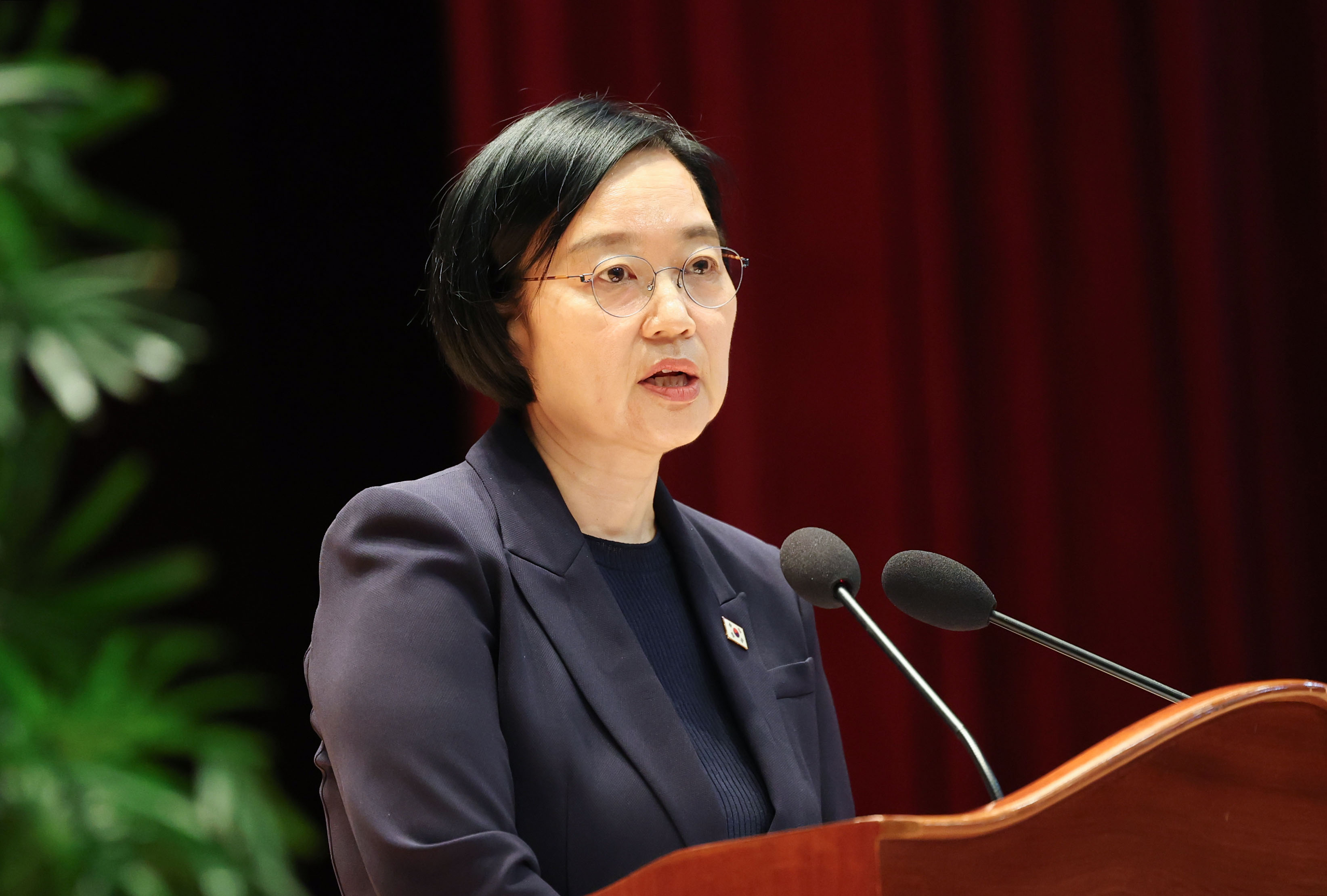 한성숙 국무총리가 2일 세종시 정부세종청사에서 열린 취임식에서 취임사를 하고 있다.