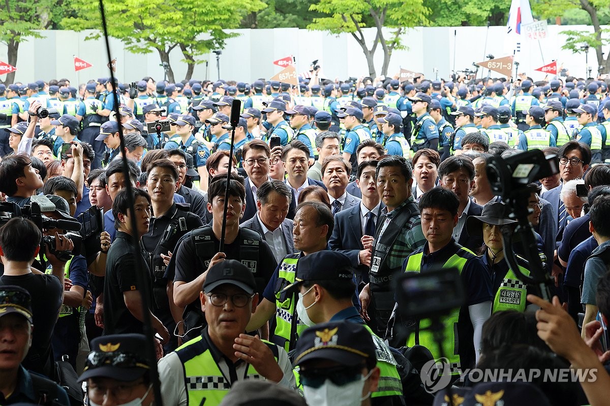 올림픽공원 핸드볼경기장 진입 시도하는 선관위 국조특위. 사진=연합뉴스