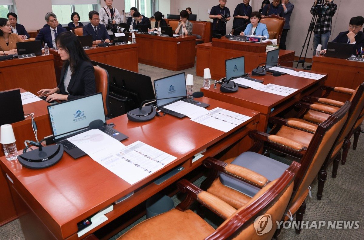 2일 국회에서 열린 법제사법위원회 제1차 전체회의에서 위원장인 서영교 더불어민주당 의원이 개회를 선언한 가운데 국민의힘 소속 위원들이 불참해 자리가 비어 있다. (사진=연합뉴스)