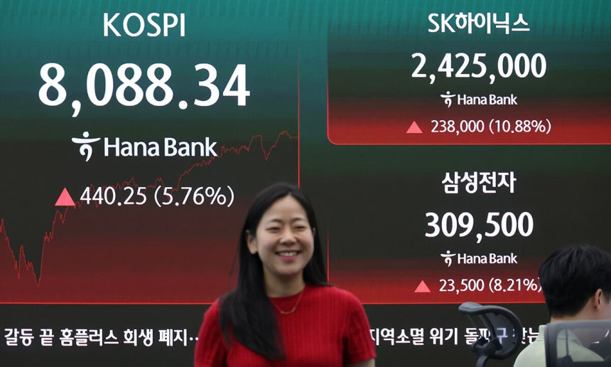 코스피가 8,000선을 회복한 3일 서울 중구 하나은행 딜링룸 현황판에 코스피 및 SK하이닉스, 삼성전자 종가가 표시돼있다. 연합뉴스