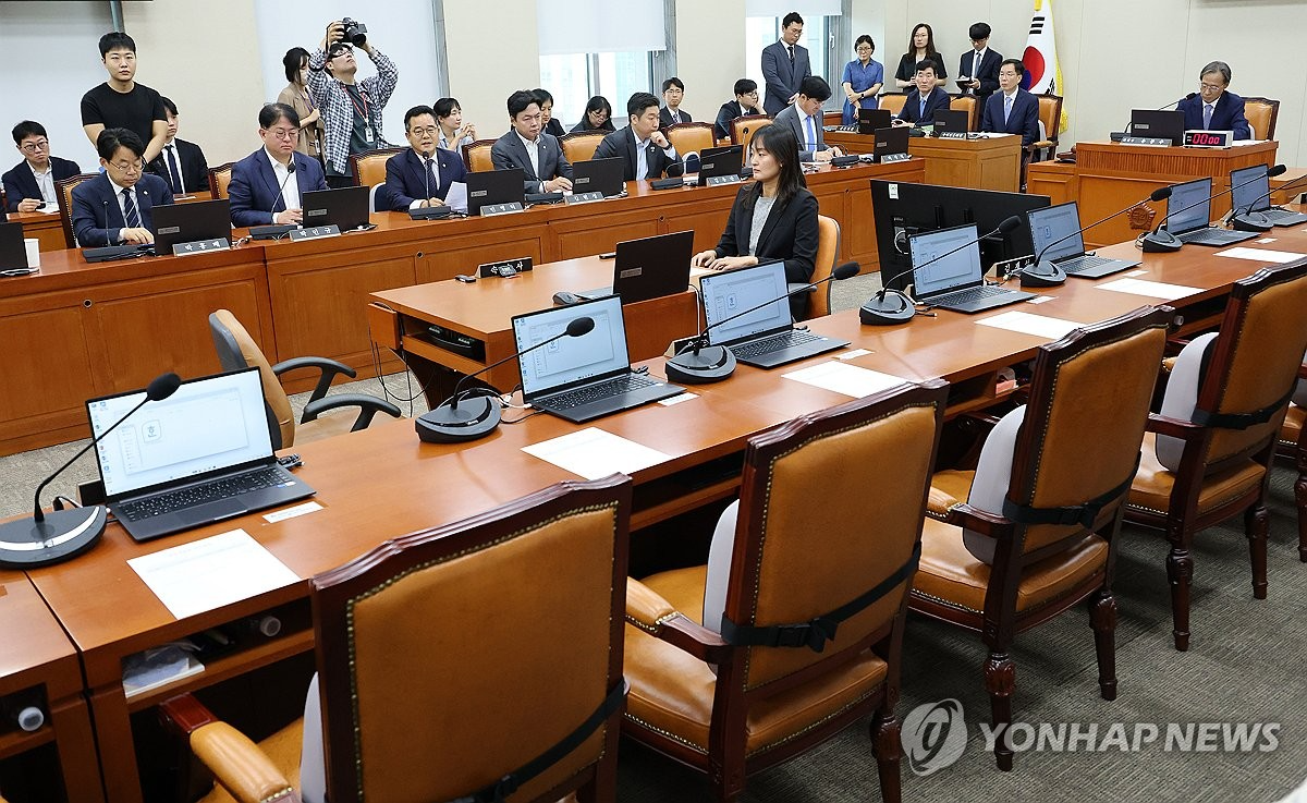 6일 국회에서 열린 정무위원회 제1차 전체회의에 국민의힘 소속 위원들이 불참해 자리가 비어 있다. (사진=연합뉴스)